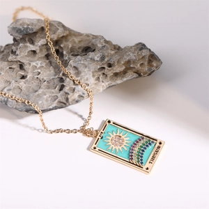 Dettaglio ravvicinato della collana Tarot The Sun con pendente su una roccia grigia
