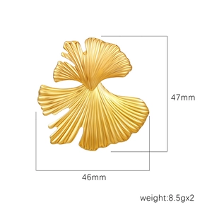 Übertriebene Ohrringe aus 18K vergoldetem Edelstahl in Ginkgoblattform mit Textur