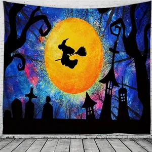 Détail de la tapisserie d'Halloween avec lune, silhouette de sorcière et ciel étoilé bleu