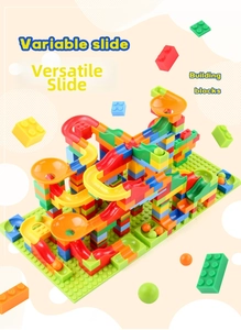 Structure de circuit à billes détaillée avec blocs colorés sur une plaque verte