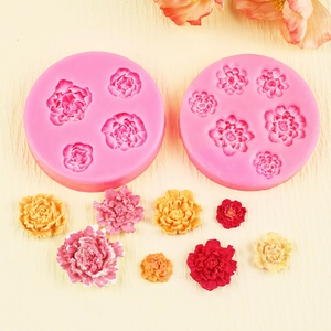 Détail de moules en silicone pivoine avec moulages de fleurs 3D en résine et cire