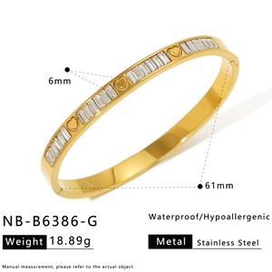 Vue détaillée d'un bracelet en acier doré avec zircons incrustés et relief cœur