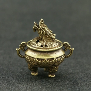 Vue détaillée d'un mini encensoir en laiton avec couvercle dragon et motifs de phénix