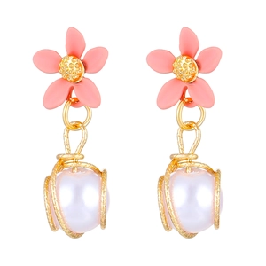 Pastellrosa Blumenohrringe mit Perlenanhänger und Golddrahtwicklung auf weißem Grund