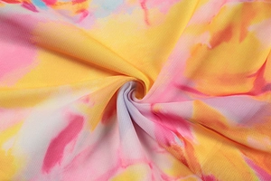 Détail macro du tissu en maille tie-dye respirant avec des textures d'imprimé aquarelle