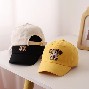 Dettaglio di cappellini da baseball per bambini in cotone con ricamo tigre e fibbia in metallo
