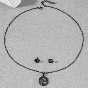 Nahaufnahme von schwarzem Edelstahl Volleyball Halskette und Ohrstecker Set auf Stein