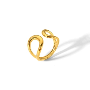 Détail de la bague en acier inoxydable plaqué or 18k avec un design incurvé élégant