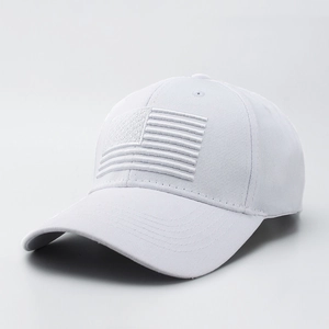 Dettaglio ravvicinato di un cappello bianco con ricamo della bandiera USA in tono su cotone