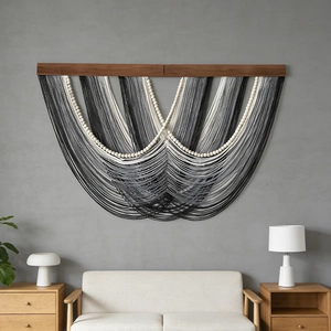 Tapisserie bohème en coton dégradé gris avec perles en bois sur tige en bois sombre