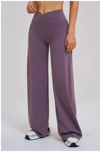 Détail de la taille haute croisée en V du pantalon de yoga large violet pour une silhouette élégante