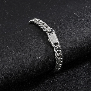 Dettaglio catena cubana argento con chiusura rettangolare impreziosita da diamanti lucidi