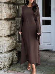 Détail de robe longue marron foncé élégante avec poignets larges et tissu fluide