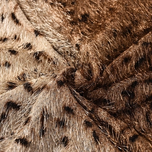 Détail de tissu fausse fourrure léopard avec texture pelucheuse et éclat métallique