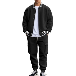 Ensemble survêtement homme avec veste de baseball noire et pantalon cargo à rayures