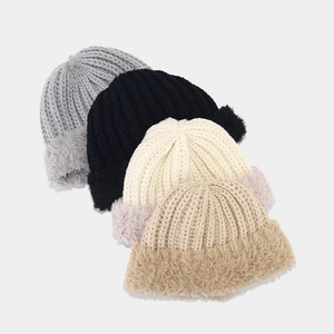 Dicke Winterstrickmützen mit Kunstfellfutter in Schwarz Grau Beige und Khaki Farben