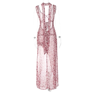 Rückansicht eines rot-weißen floralen Chiffon-Maxikleids mit offenem Rücken und Schnürung