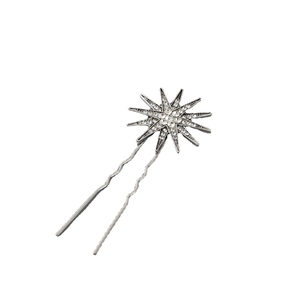 Vue détaillée d'une épingle à cheveux étoile argentée ornée de strass brillants