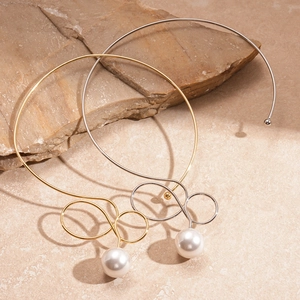 Elegant twisted metal collar necklace with pearls featuring a minimalist geometric design