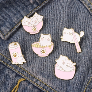 Lot de cinq pin's chat japonais en émail sur denim avec des motifs de nourriture roses