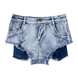 Dettagli degli shorts in denim a vita alta con bordi sfrangiati e tessuto di cotone blu