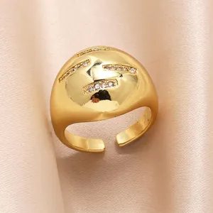 Klobiger goldener Kuppelring mit vier Reihen Zirkonia und verstellbarem offenem Design