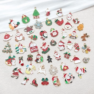 Collezione dettagliata di ciondoli natalizi in smalto con Babbo Natale e renne