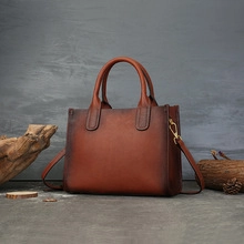 Detailansicht der braunen Handtasche aus echtem Leder, weiches Rindsleder, Metallbeschläge.