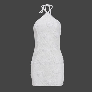Détail de la broderie de fleurs de rose 3D sur une robe courte blanche dos nu