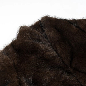 Donkerbruine jas van nepbont close-up met dikke zachte textuur en luxe pluche materiaal