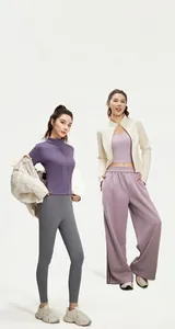 Dettaglio del set termico da yoga con top e leggings per fitness in viola e grigio