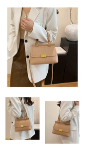 Détail du sac beige en cuir grainé avec fermoir doré élégant et poignée de transport