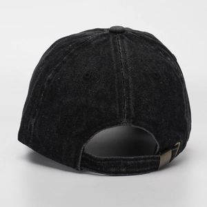 Detailansicht der gewaschenen schwarzen Denim-Cap mit verstellbarer Metallschnalle