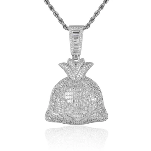 Gros plan d'un pendentif sac d'argent en argent avec zircons et signe dollar pour homme