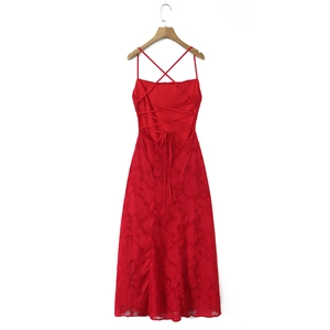 Robe longue rouge élégante avec bretelles croisées et texture jacquard florale