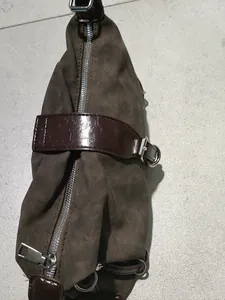 Borsa sottobraccio francese in pelle scamosciata marrone con fibbia e cerniera vintage