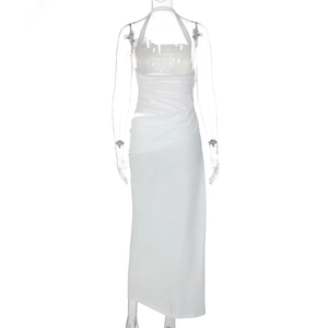 Détail d'une robe dos nu blanche avec des fronces élégantes et une coupe ajustée