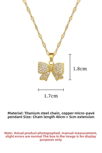 Gros plan du pendentif nœud en acier titane avec incrustation de cristaux et zircon