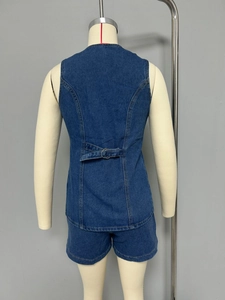 Détail de la boucle de réglage au dos du gilet en denim bleu foncé d'un ensemble deux pièces