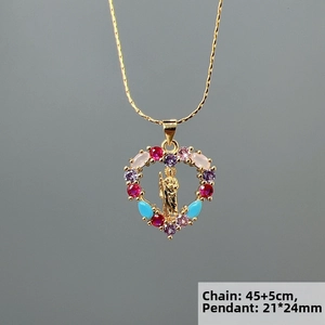 Vue détaillée du pendentif cœur avec zircons colorés et icône sur une chaîne en or