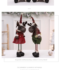 Paire de rennes de Noël en tenues à carreaux rouges pour décoration intérieure festive