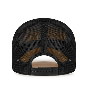 Cappellino trucker nero traspirante con chiusura snapback regolabile e design strutturato