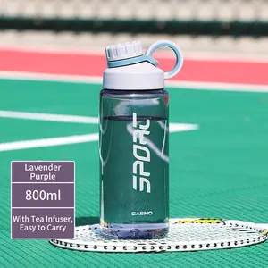 Detail of 800ml purple sports water bottle with tea infuser on a tennis court