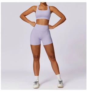 Dettaglio del set da yoga lavanda con reggiseno sportivo e pantaloncini a vita alta