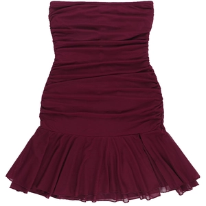Détail d'une robe froncée en résille bordeaux avec décolleté bustier et ourlet volanté
