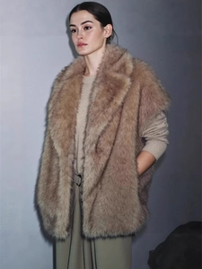 Gilet élégant en fausse fourrure beige pour femme avec texture épaisse et col à revers