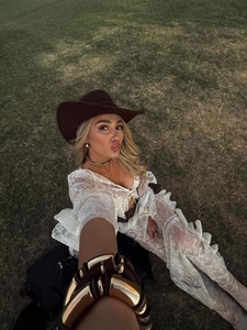 Set abito in pizzo bianco con maniche a campana, cappello da cowboy e gioielli dorati