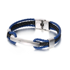 Bracelet pour hommes en cuir tressé bleu et noir avec fermoir en acier, vue de profil à 45°