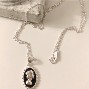 Retro 925 sterling silver oval Elizabeth coin pendant necklace with black enamel inlay