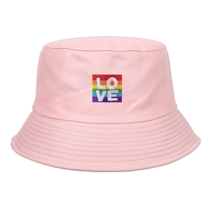 Rosa Fischerhut aus Baumwolle mit Regenbogen-LOVE-Stickerei auf weißem Hintergrund